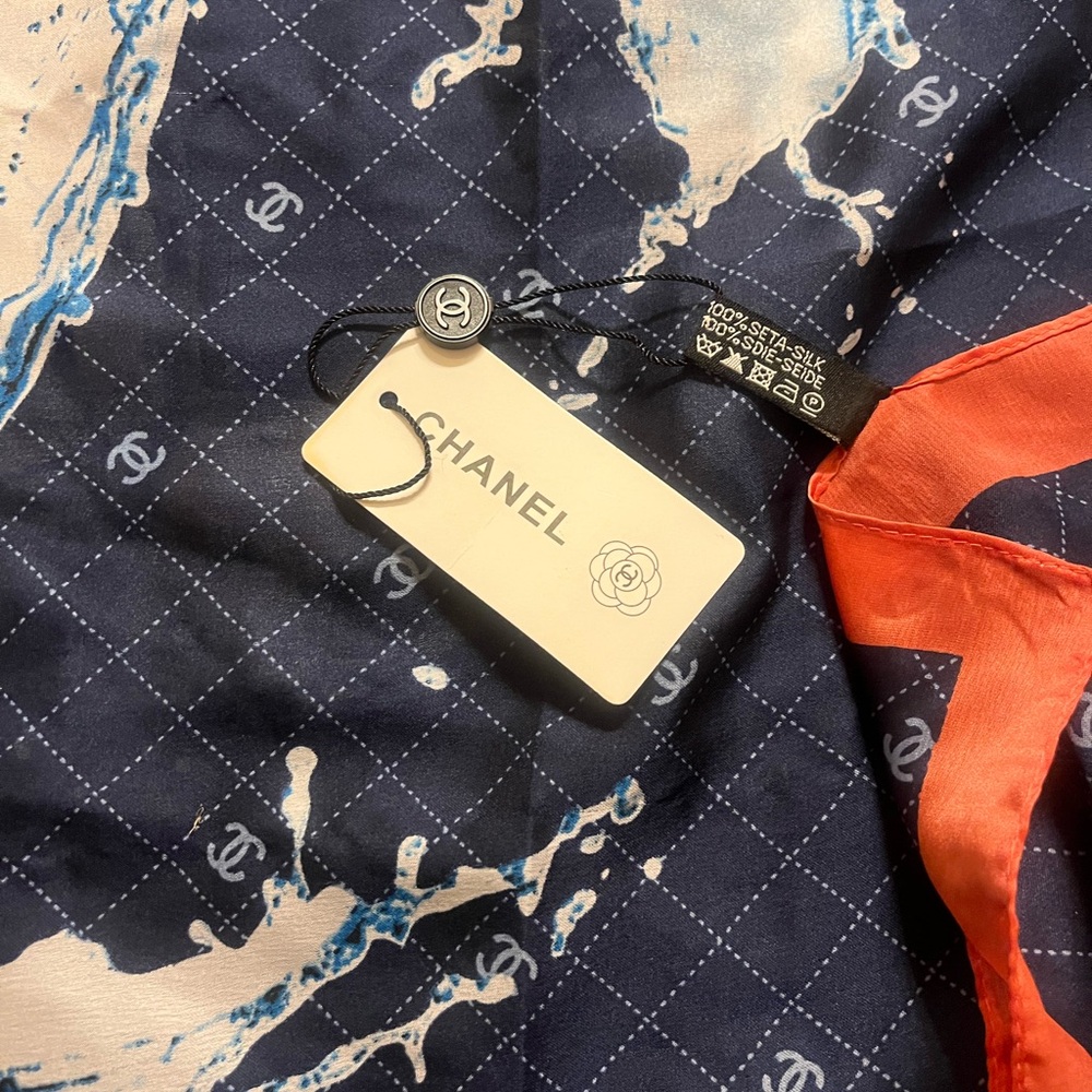 NWT Chanel  CC Large Scarf 100% Silk - Picture 3 of 7